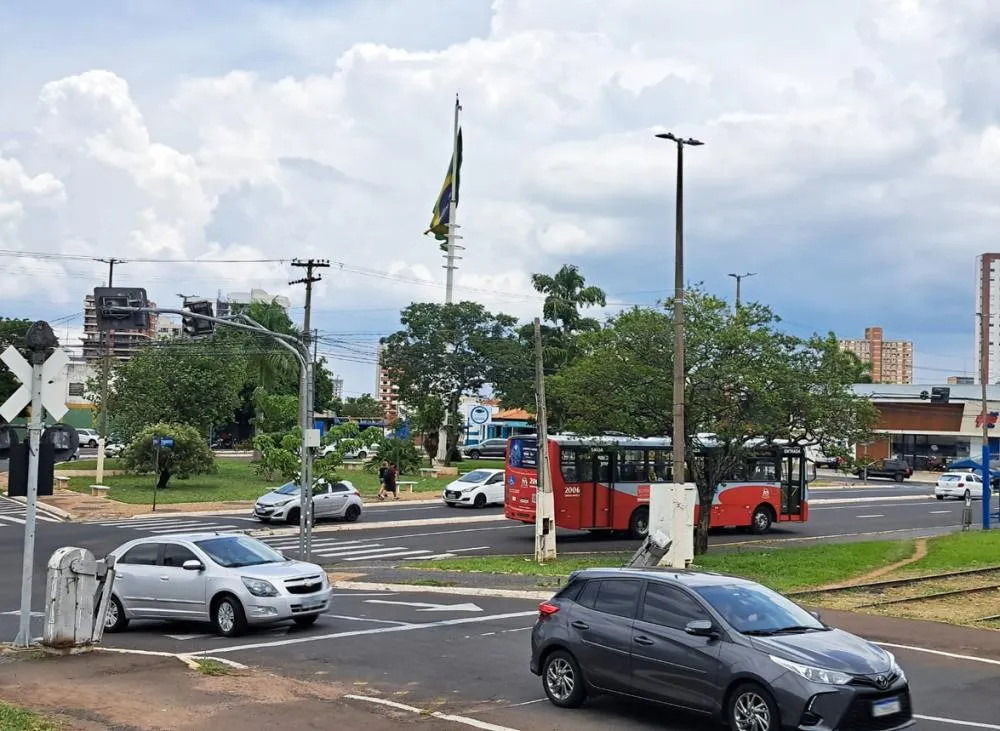 Carro é o principal transporte usado por trabalhadores em Marília