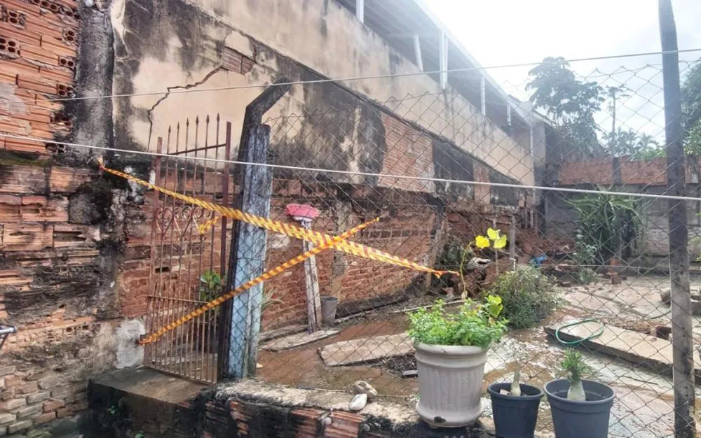 Defesa Civil interdita imóveis no Bairro Fragata após colapso de muro causado por vazamento subterrâneo