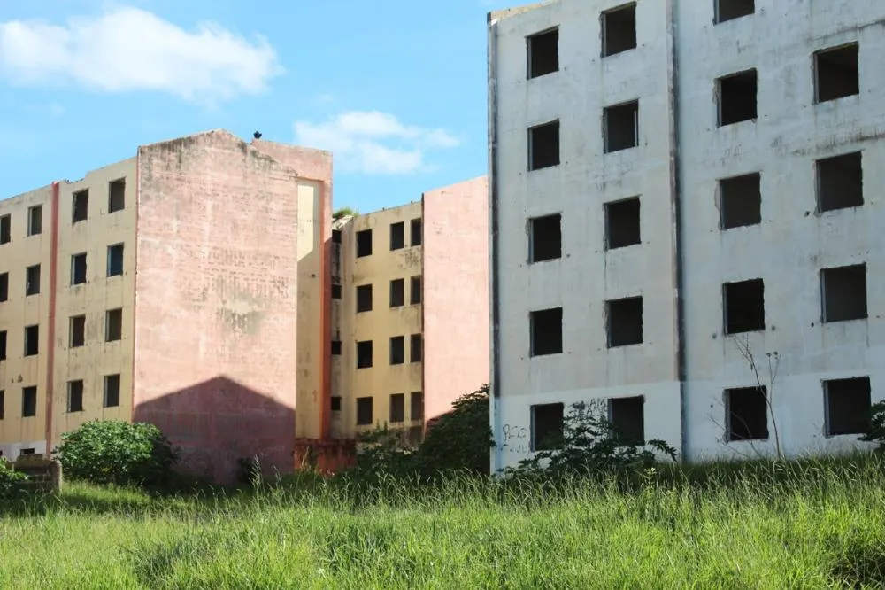 Após Justiça condenar CDHU, apartamentos seguem abandonados e assusta moradores na zona Sul