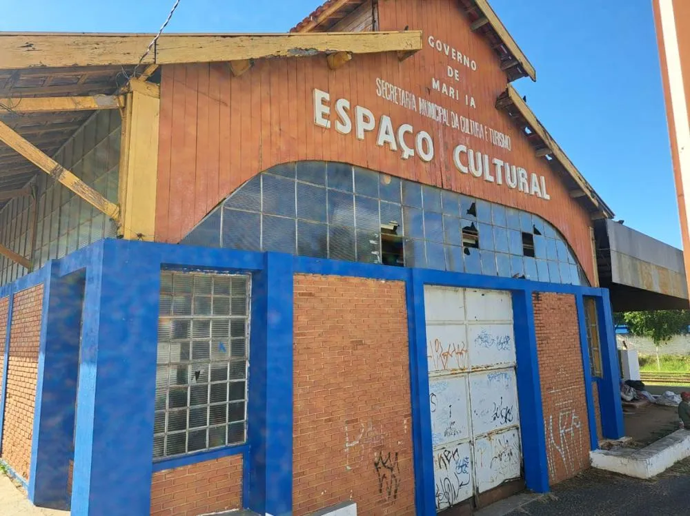 Vidros quebrados e pichações marcam espaço que recebeu diversos eventos culturais e shows e está fechado há 6 anos