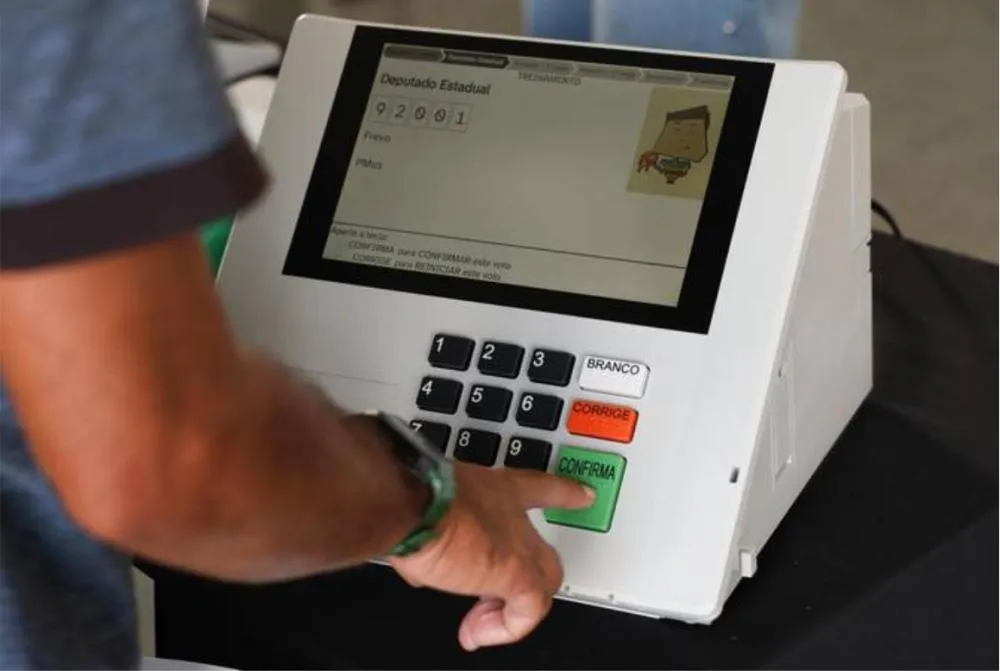 Eleitores devem verificar a situação dos candidatos antes de votar - Foto: Valter Campanato/ Agência Brasil